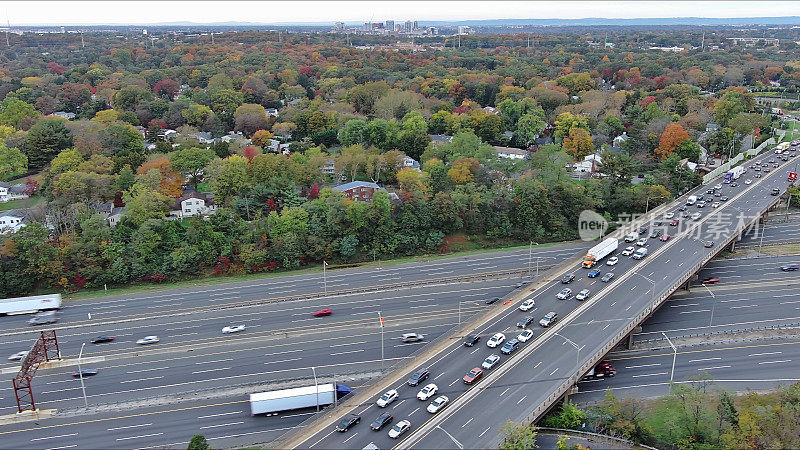 这架空的美国高速公路I-95 NJ收费公路，交通繁忙，从左到右移动迅速